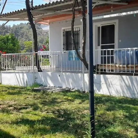 Casa vacanze Mustakil Bahceli Ev, 5 Min To Airport *